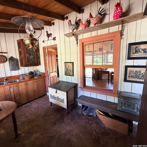 413 Petersburg, Castroville, TX 78009
