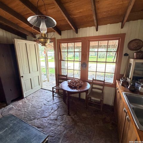 413 Petersburg, Castroville, TX 78009