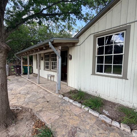 413 Petersburg, Castroville, TX 78009