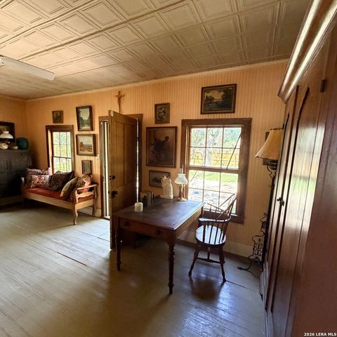 413 Petersburg, Castroville, TX 78009