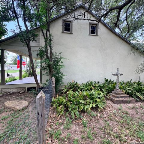 413 Petersburg, Castroville, TX 78009