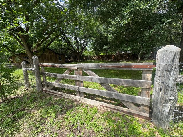 413 Petersburg, Castroville, TX 78009