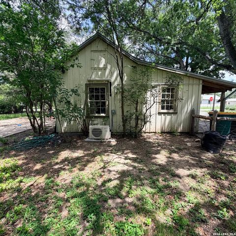 413 Petersburg, Castroville, TX 78009