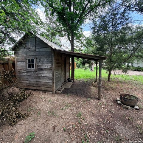 413 Petersburg, Castroville, TX 78009