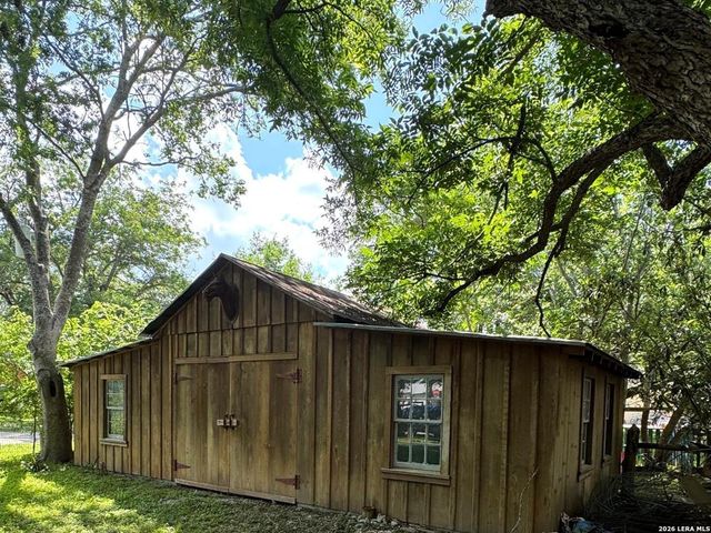 413 Petersburg, Castroville, TX 78009