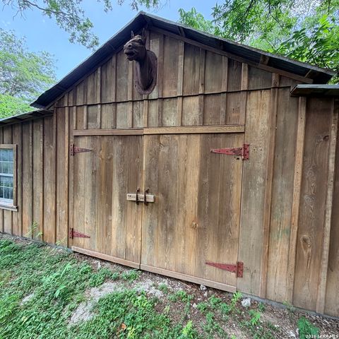 413 Petersburg, Castroville, TX 78009