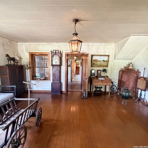413 Petersburg, Castroville, TX 78009