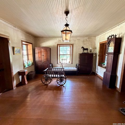 413 Petersburg, Castroville, TX 78009