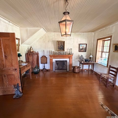 413 Petersburg, Castroville, TX 78009