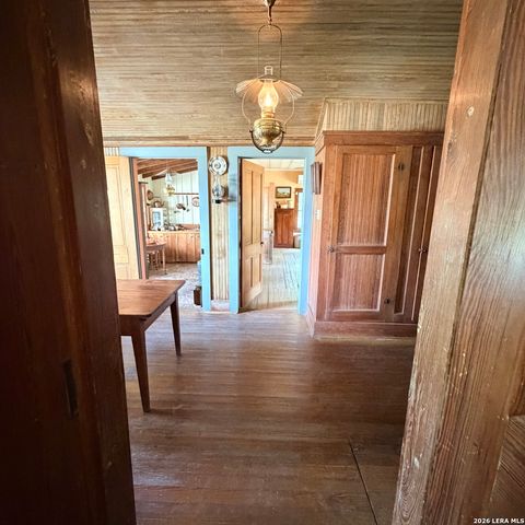 413 Petersburg, Castroville, TX 78009
