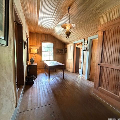413 Petersburg, Castroville, TX 78009