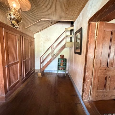 413 Petersburg, Castroville, TX 78009