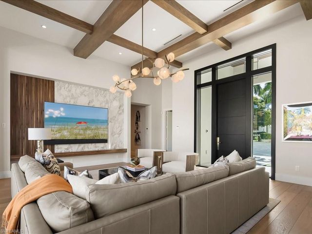 425 15th AVE S, Naples, FL 34102