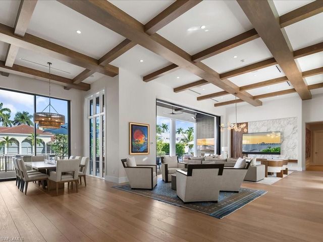 425 15th AVE S, Naples, FL 34102