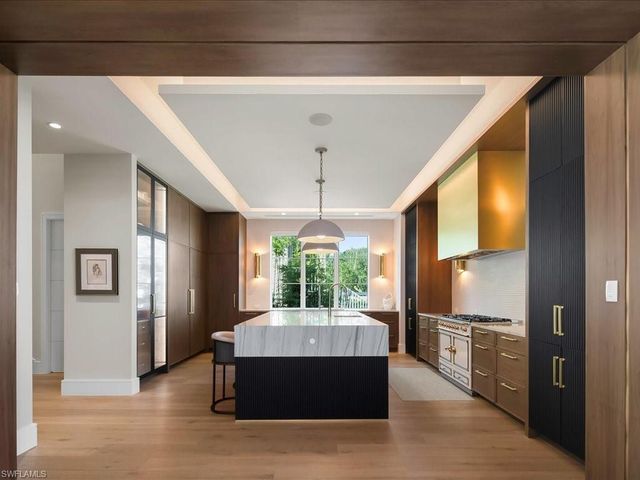 425 15th AVE S, Naples, FL 34102