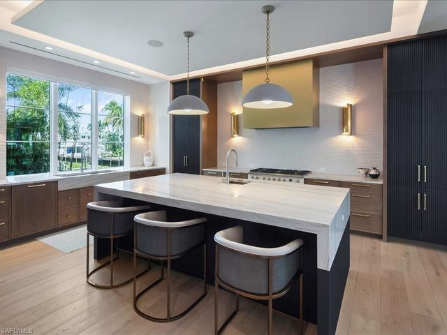 425 15th AVE S, Naples, FL 34102