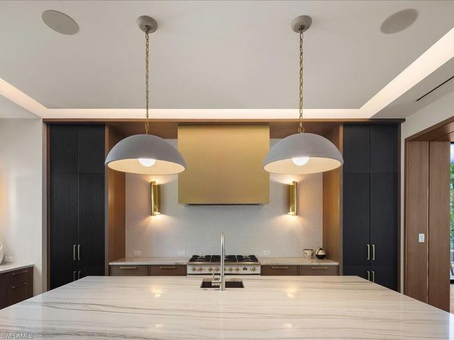 425 15th AVE S, Naples, FL 34102