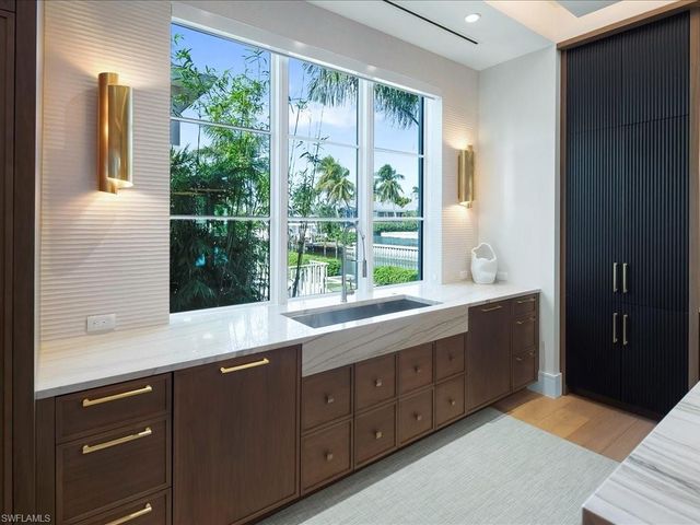 425 15th AVE S, Naples, FL 34102