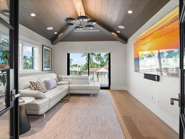 425 15th AVE S, Naples, FL 34102