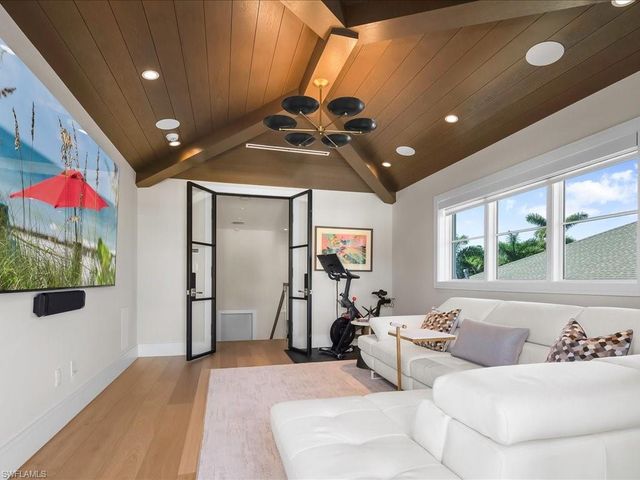 425 15th AVE S, Naples, FL 34102