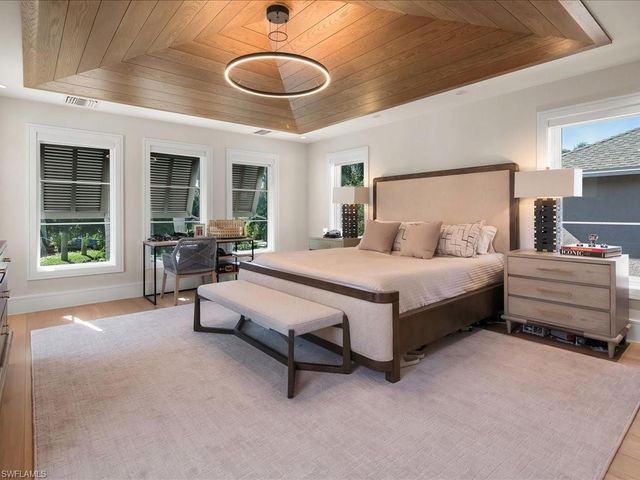 425 15th AVE S, Naples, FL 34102