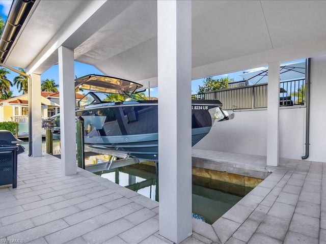 425 15th AVE S, Naples, FL 34102