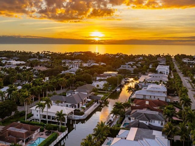 425 15th AVE S, Naples, FL 34102