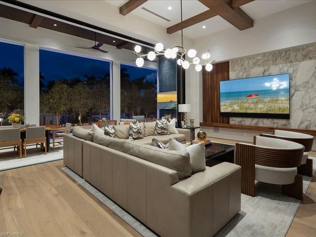 425 15th AVE S, Naples, FL 34102