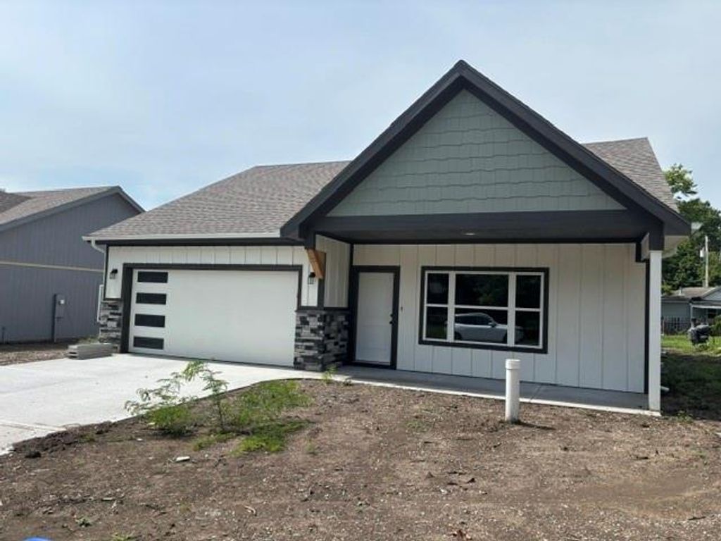 444 N Prarie Street, Liberty, MO 64068