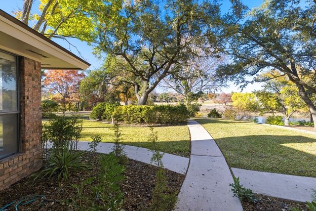 368 Englewood Dr, Kerrville, TX 78028