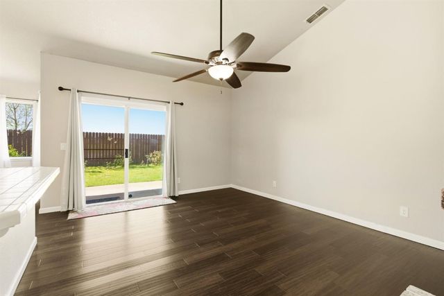 196 Sparrow Dr, Galt, CA 95632