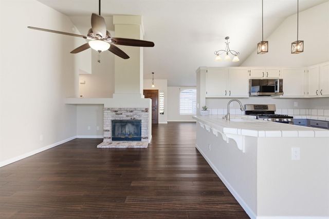 196 Sparrow Dr, Galt, CA 95632