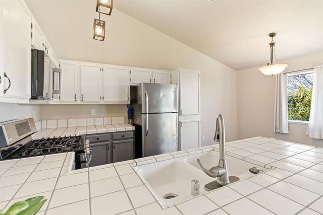 196 Sparrow Dr, Galt, CA 95632