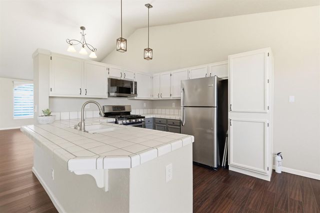 196 Sparrow Dr, Galt, CA 95632