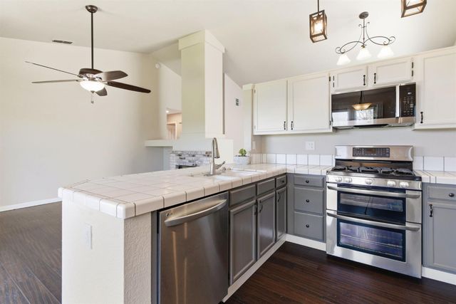 196 Sparrow Dr, Galt, CA 95632