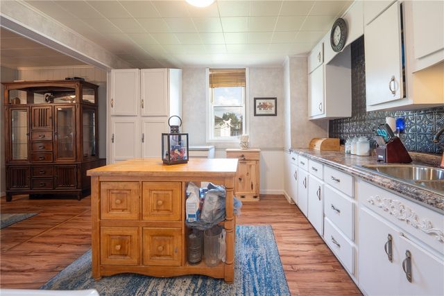 11 School St, Scottdale, PA 15683