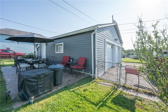 11 School St, Scottdale, PA 15683