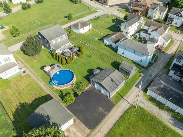 11 School St, Scottdale, PA 15683