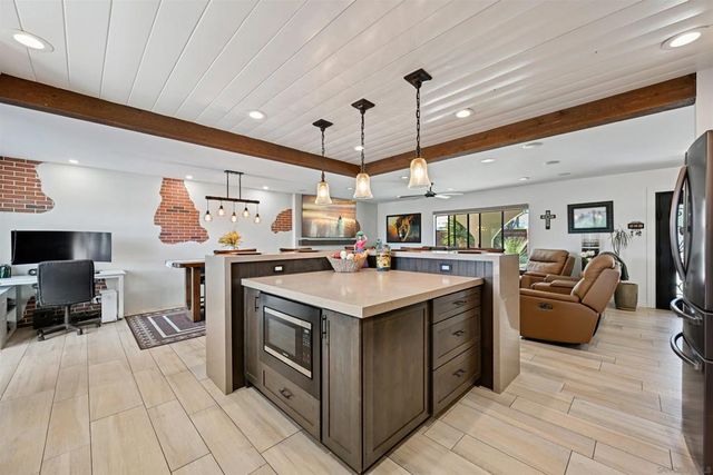 802 Bonita Dr, Vista, CA 92083