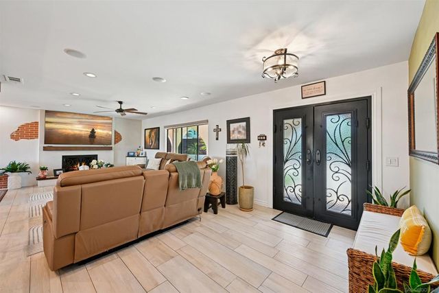 802 Bonita Dr, Vista, CA 92083