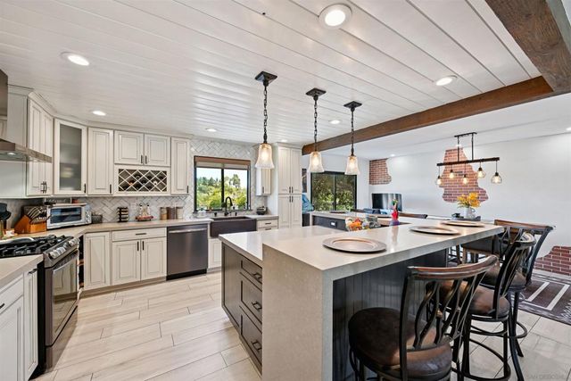 802 Bonita Dr, Vista, CA 92083