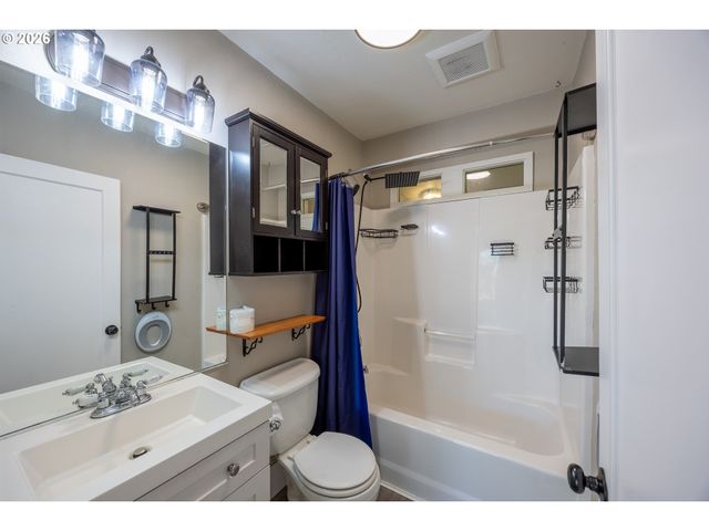 1755 Ne KLAMATH Ave, Roseburg, OR 97470