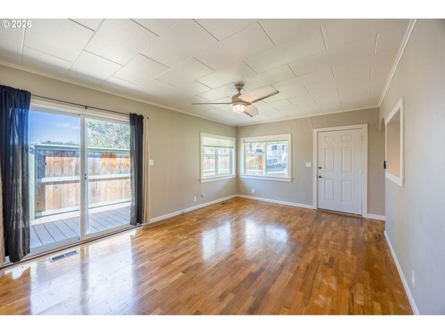 1755 Ne KLAMATH Ave, Roseburg, OR 97470