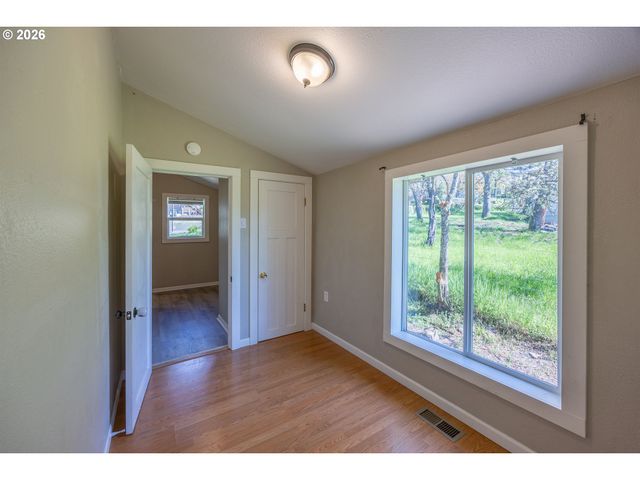 1755 Ne KLAMATH Ave, Roseburg, OR 97470