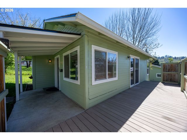 1755 Ne KLAMATH Ave, Roseburg, OR 97470