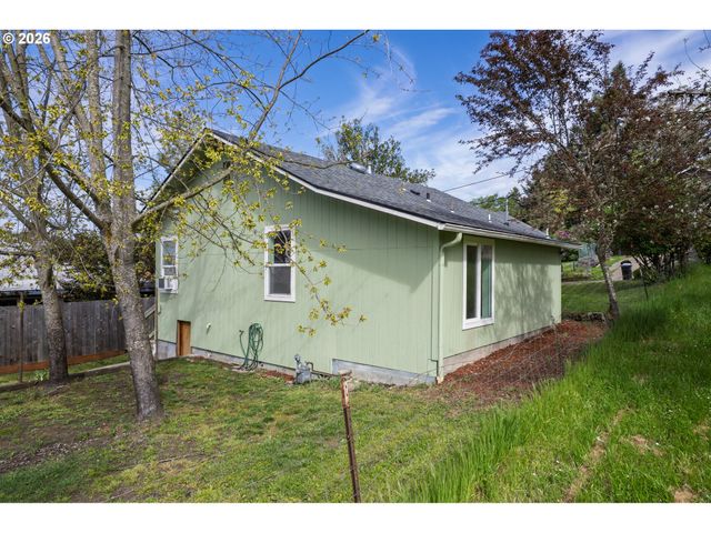 1755 Ne KLAMATH Ave, Roseburg, OR 97470