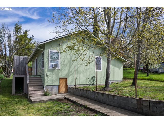 1755 Ne KLAMATH Ave, Roseburg, OR 97470