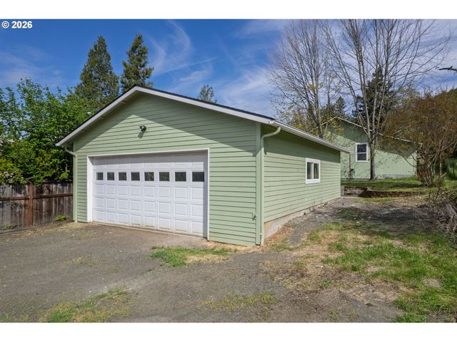 1755 Ne KLAMATH Ave, Roseburg, OR 97470