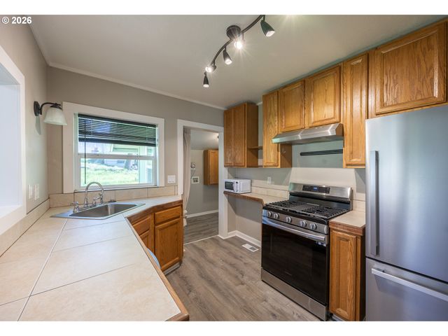 1755 Ne KLAMATH Ave, Roseburg, OR 97470