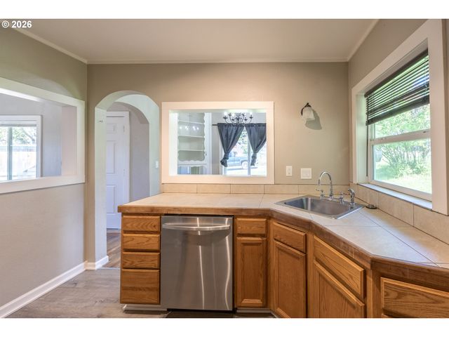 1755 Ne KLAMATH Ave, Roseburg, OR 97470